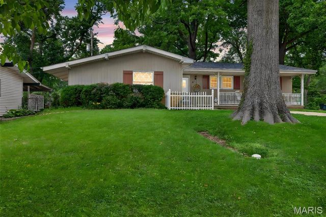 8 Lila Lane, Florissant, MO 63033