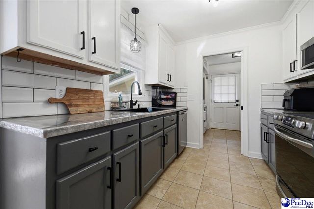 814 Old Woodlands Rd., Florence, SC 29505