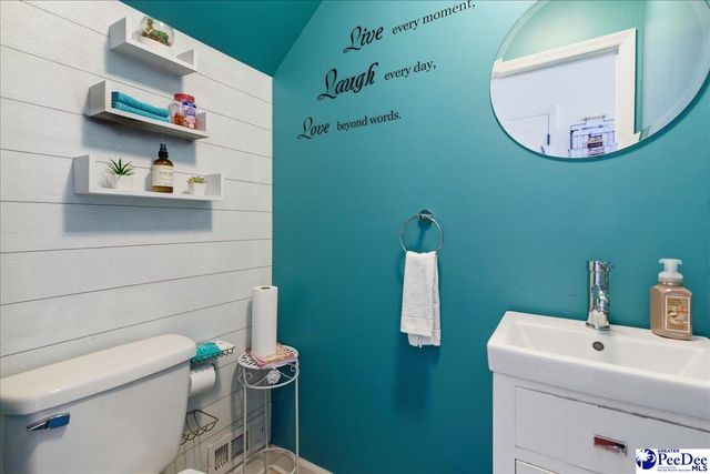 814 Old Woodlands Rd., Florence, SC 29505