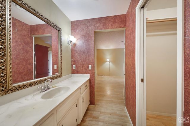 1000 Olive Drive 7, Bakersfield, CA 93308