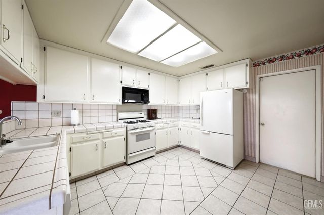 1000 Olive Drive 7, Bakersfield, CA 93308