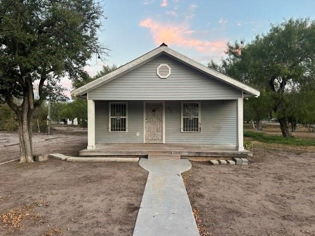 902 Burleson St, George West, TX 78022