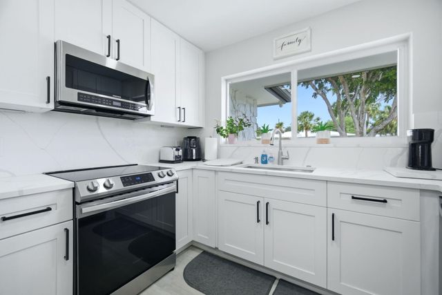 2740 SE 7th Street, Pompano Beach, FL 33062