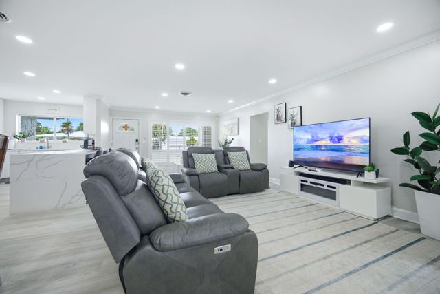 2740 SE 7th Street, Pompano Beach, FL 33062