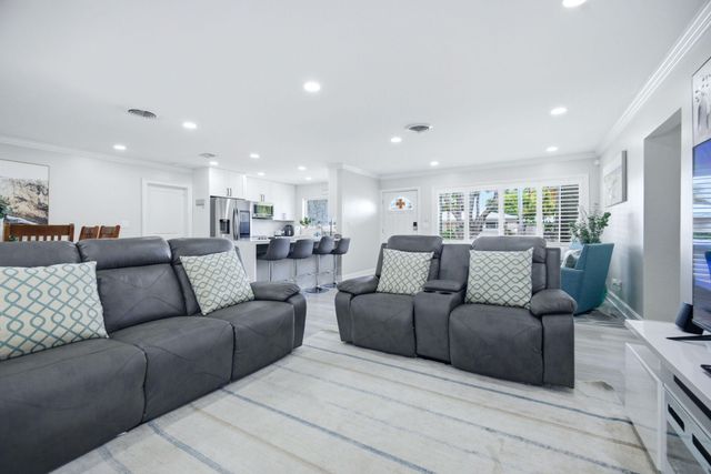 2740 SE 7th Street, Pompano Beach, FL 33062