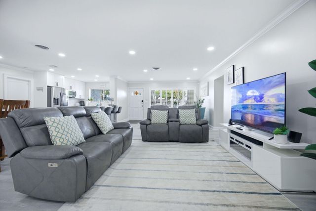 2740 SE 7th Street, Pompano Beach, FL 33062