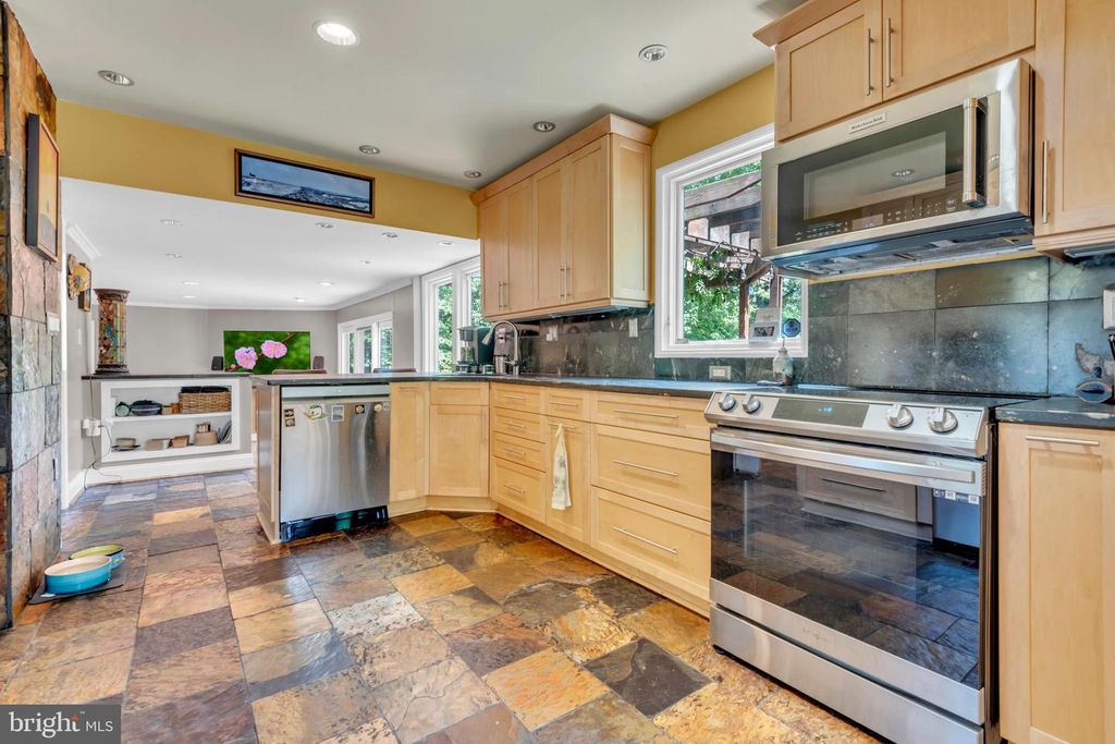 Image 13 of property listing at 12602 TARTAN LN, Fort Washington, MD 20744