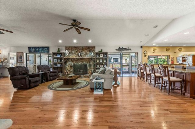 10651 SW 27th St, Davie, FL 33328