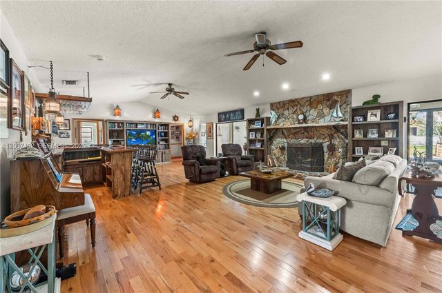 10651 SW 27th St, Davie, FL 33328