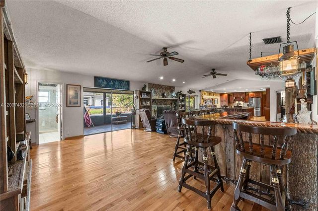 10651 SW 27th St, Davie, FL 33328