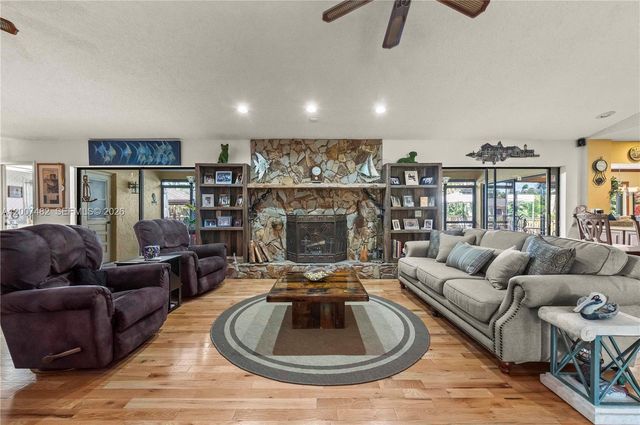 10651 SW 27th St, Davie, FL 33328