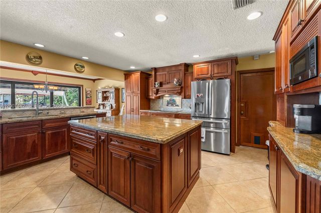 10651 SW 27th St, Davie, FL 33328