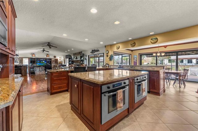 10651 SW 27th St, Davie, FL 33328
