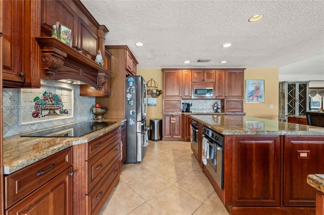 10651 SW 27th St, Davie, FL 33328