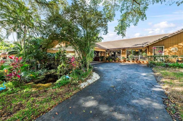 10651 SW 27th St, Davie, FL 33328