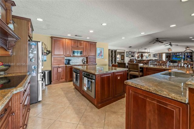 10651 SW 27th St, Davie, FL 33328