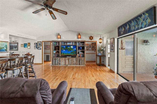 10651 SW 27th St, Davie, FL 33328