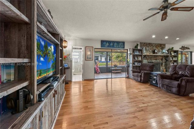 10651 SW 27th St, Davie, FL 33328