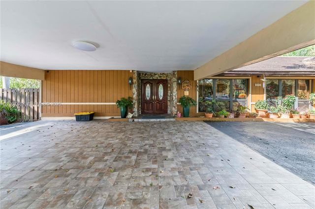 10651 SW 27th St, Davie, FL 33328