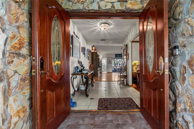 10651 SW 27th St, Davie, FL 33328