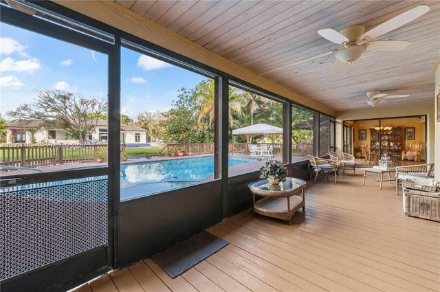 10651 SW 27th St, Davie, FL 33328