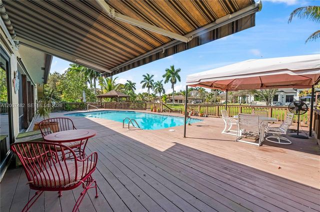 10651 SW 27th St, Davie, FL 33328