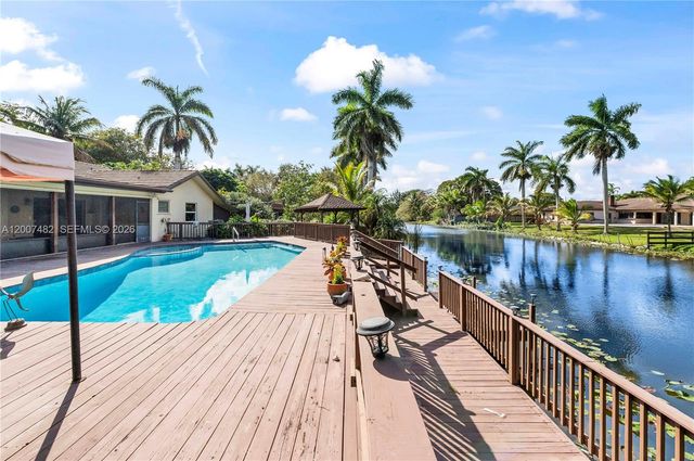 10651 SW 27th St, Davie, FL 33328