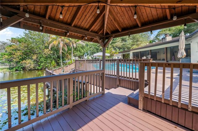 10651 SW 27th St, Davie, FL 33328