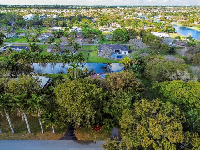 10651 SW 27th St, Davie, FL 33328