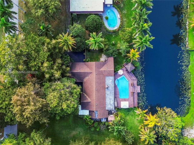 10651 SW 27th St, Davie, FL 33328