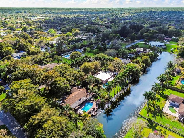 10651 SW 27th St, Davie, FL 33328
