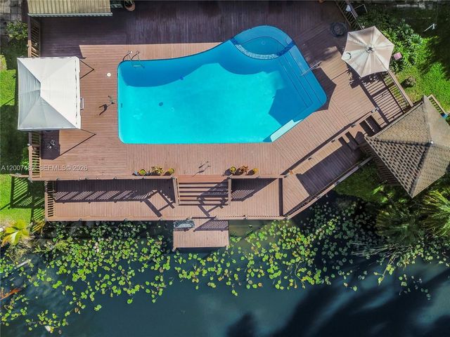 10651 SW 27th St, Davie, FL 33328