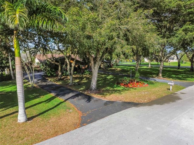 10651 SW 27th St, Davie, FL 33328