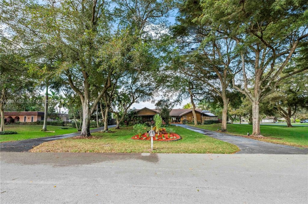 10651 SW 27th St, Davie, FL 33328