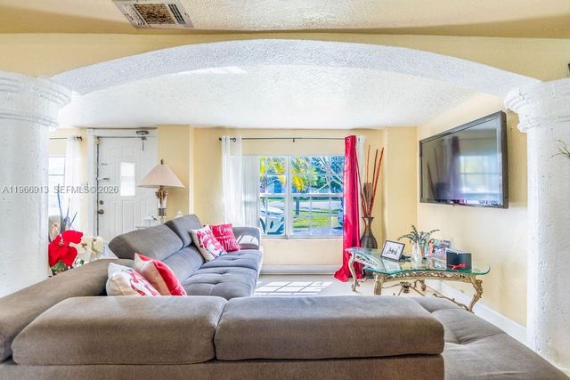 6101 Flagler St, Hollywood, FL 33023