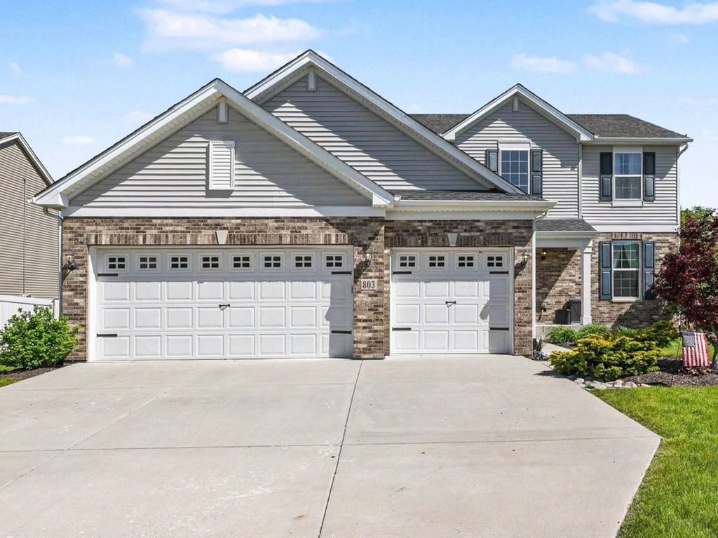 Image 2 of property listing at 803 High Grove Drive, Minooka, IL 60447