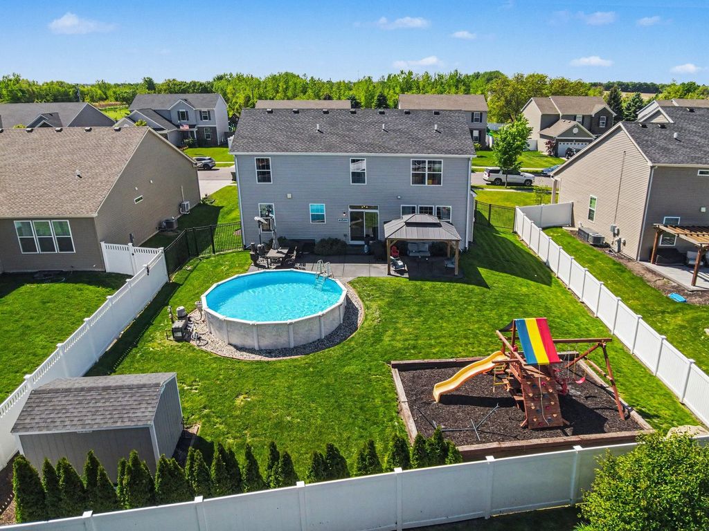 Image 22 of property listing at 803 High Grove Drive, Minooka, IL 60447