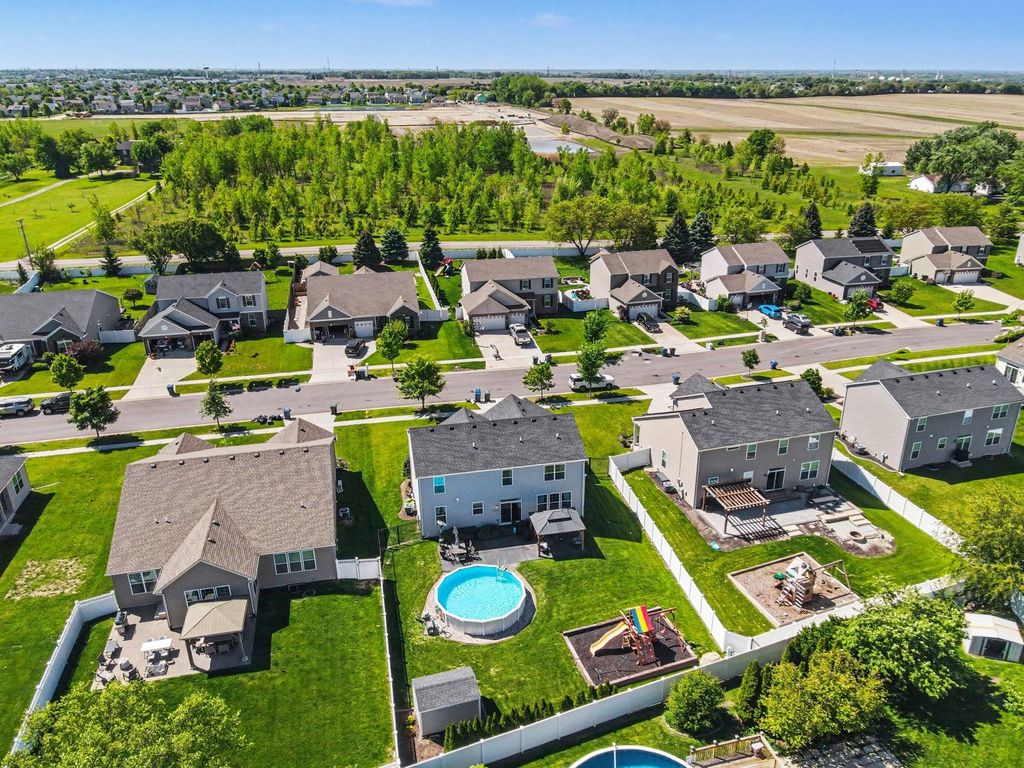 Image 25 of property listing at 803 High Grove Drive, Minooka, IL 60447