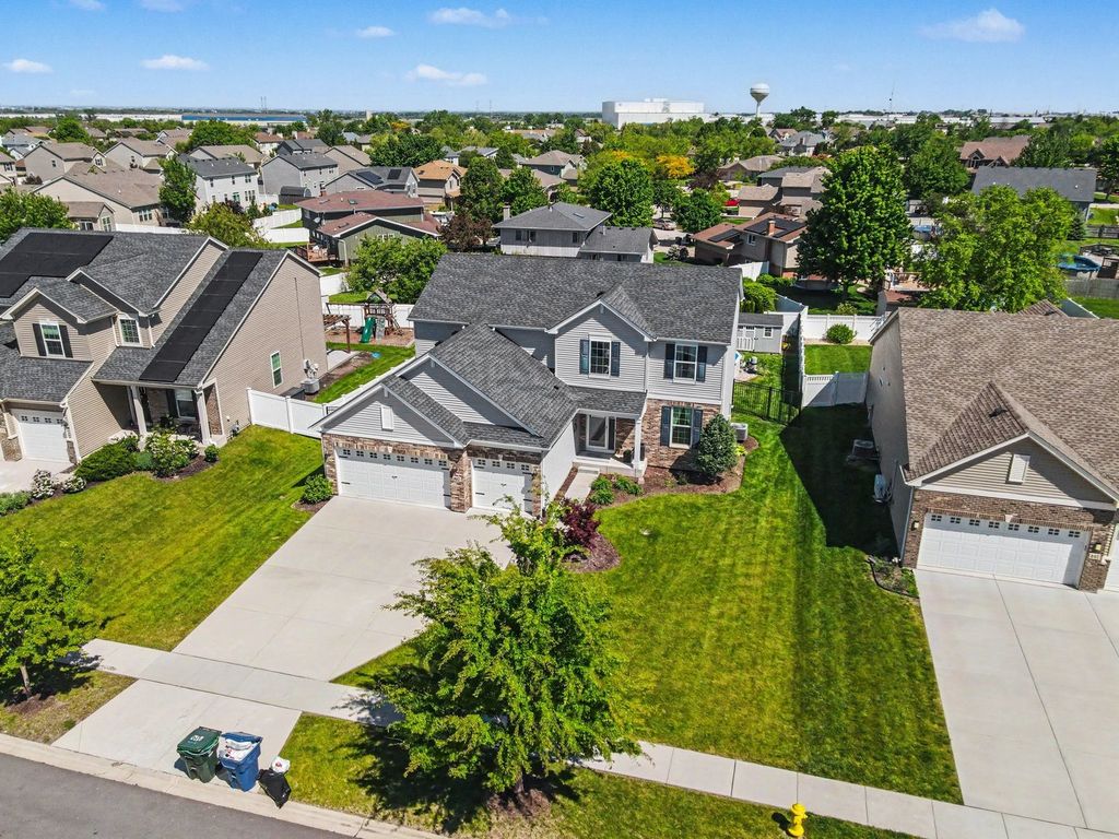 Image 26 of property listing at 803 High Grove Drive, Minooka, IL 60447