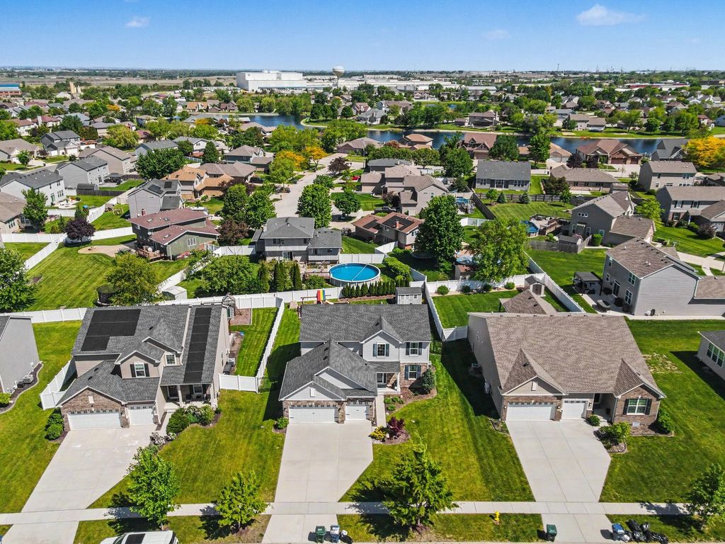 Image 28 of property listing at 803 High Grove Drive, Minooka, IL 60447