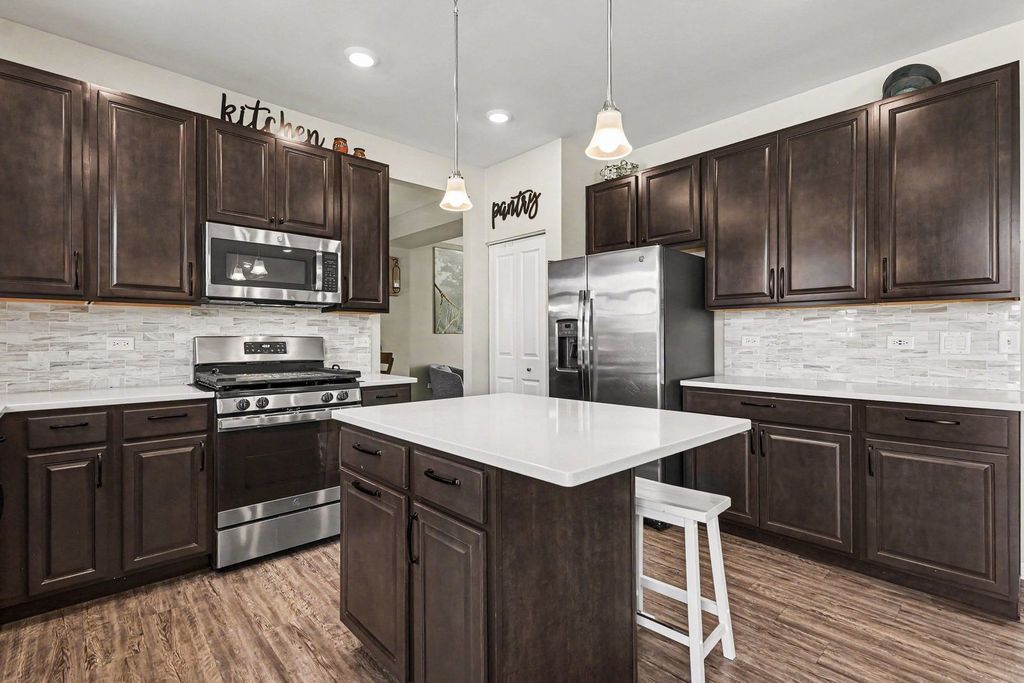 Image 7 of property listing at 803 High Grove Drive, Minooka, IL 60447