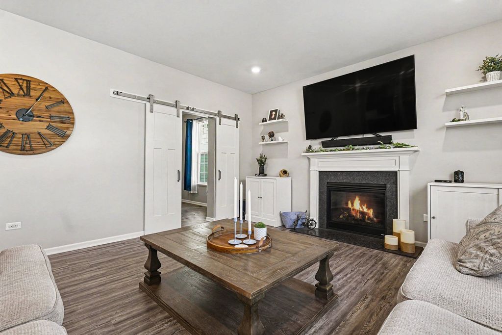 Image 10 of property listing at 803 High Grove Drive, Minooka, IL 60447