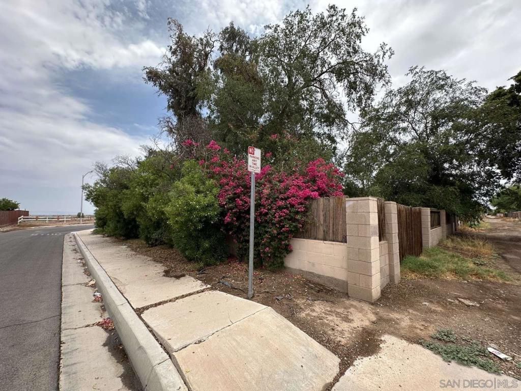 Image 1 of property listing at 396 W Jones ST, Brawley, CA 92227