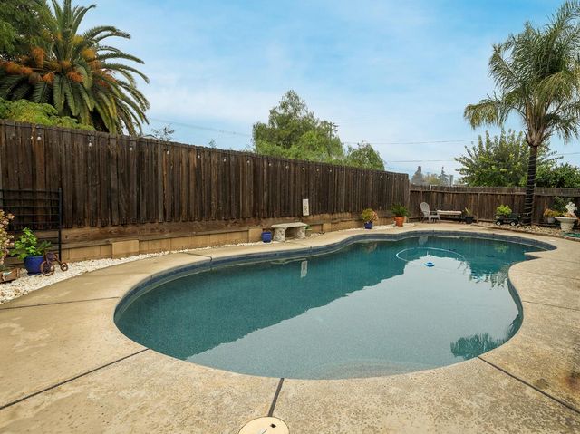 7699 E Hannah Ave, Hilmar, CA 95324