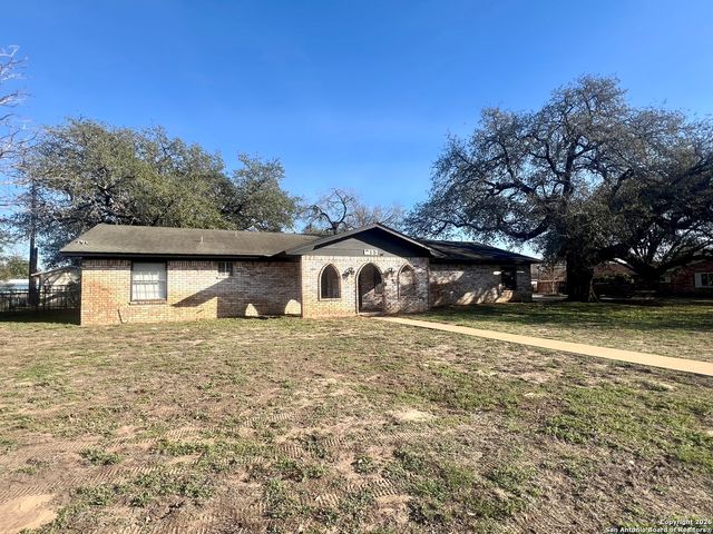 215 Lantana, Pleasanton, TX 78064