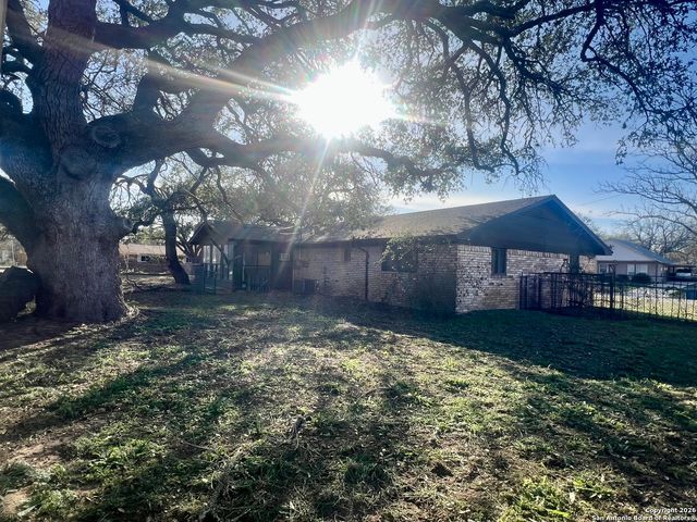 215 Lantana, Pleasanton, TX 78064