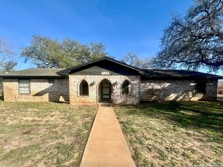 215 Lantana, Pleasanton, TX 78064