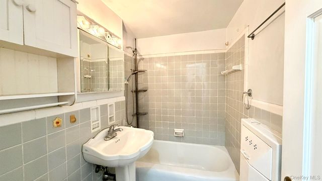 9707 63rd Road 8G, Rego Park, NY 11374