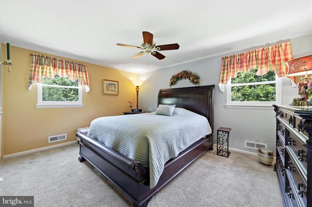 2 CARRIAGE LN, Marlton, NJ 08053
