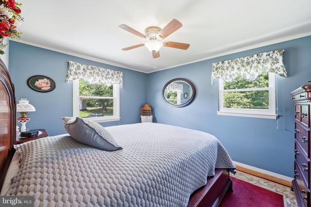2 CARRIAGE LN, Marlton, NJ 08053